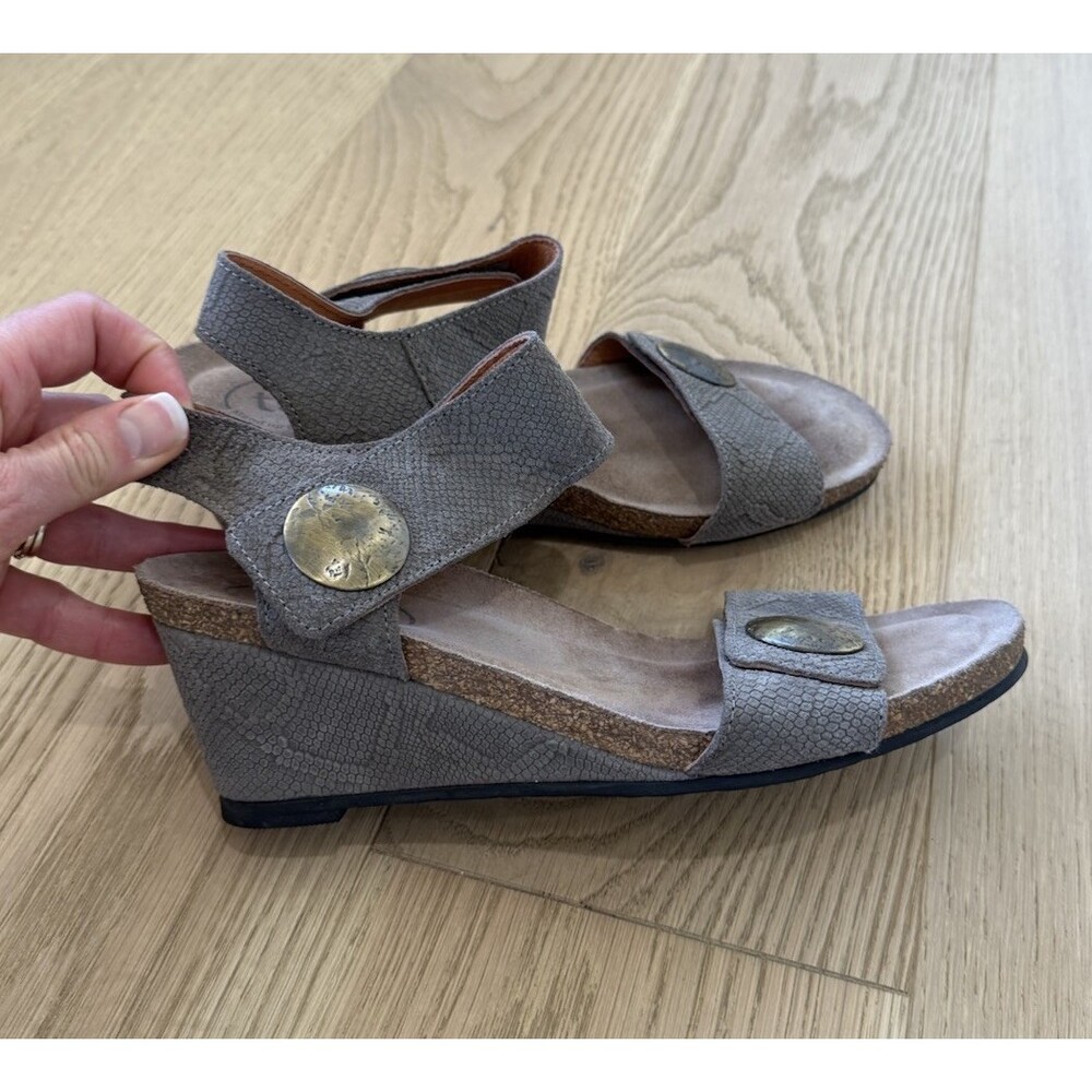 Taos Women’s Gray Leather Sandals Adjustable Straps Wedge Heel Size 8 8.5 39